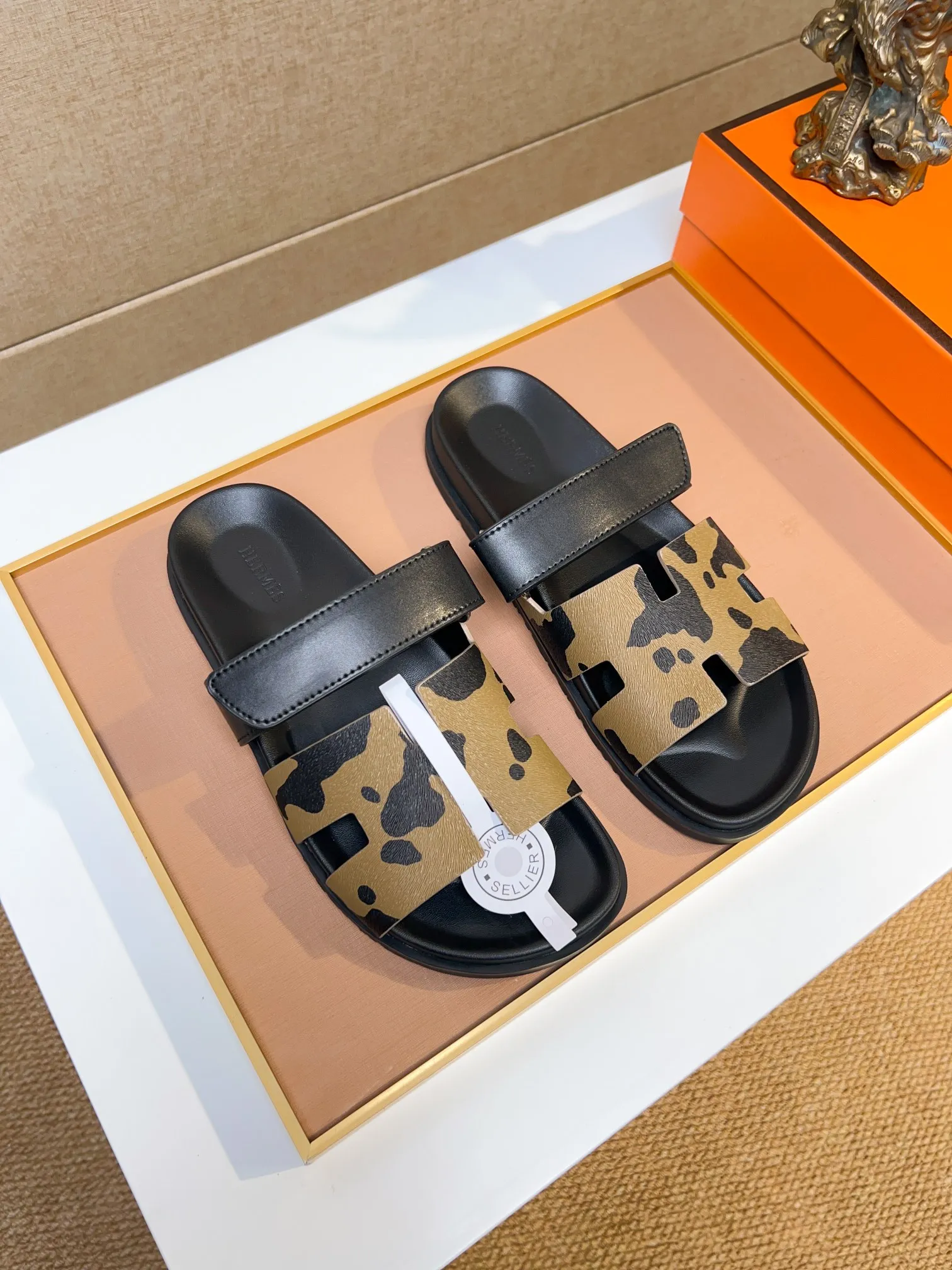 Men's clothing and shoes 💰340 💅💅💅 new arrival. Hermes Hermes official website latest counter synchronized new oran color leather H slippers, the original Paris version flew back to the original model and opened the mold to make it perfectly🍌The highest quality Sincerity, you can enter and leave the counter at will [Deyi] The upper is made of original customized  colored palm prints, crocodile print, ostrich print, colored cow leather, colored cow suede, 🤔 horse hair, 🥳 colored diamonds, 🥰 3D printing, and other genuine leather slippers, imported cow pattern foot pad lining, Italian  latest original genuine leather combination outsole Code number: 38-48 (customized at 46.47.48) Can be made into picture combination sole with genuine leather pattern and ordinary molded outsole